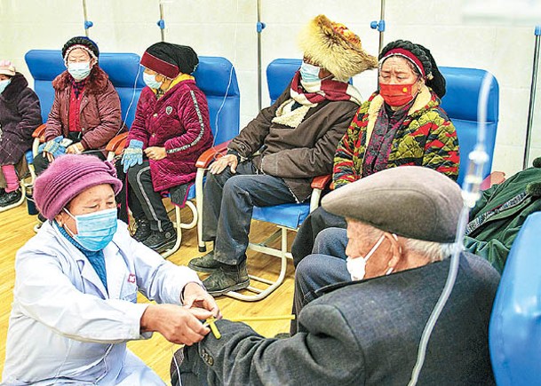 中國面對人口老化問題。圖為四川省醫護人員照顧老人。