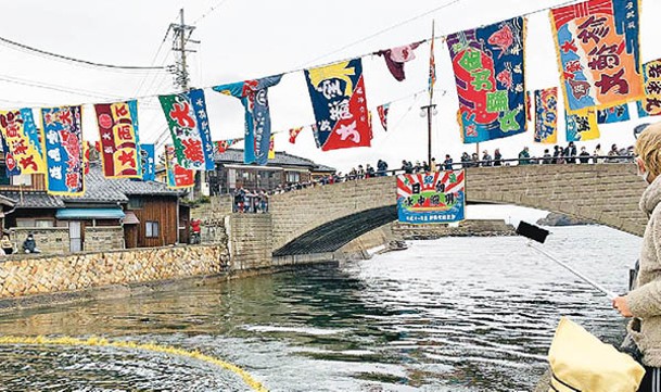 大批遊客和居民聚集在現場打氣。