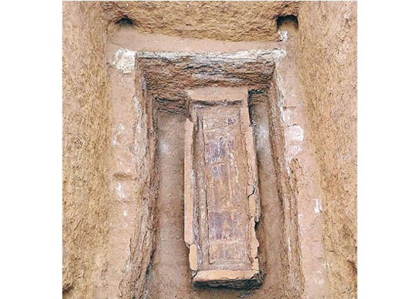 考古員發現八里坪遺址墓室。