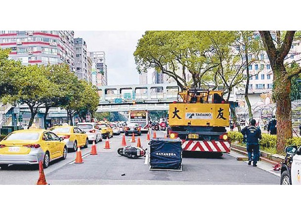 台北鐵騎撞吊車 母遭輾斃子受傷