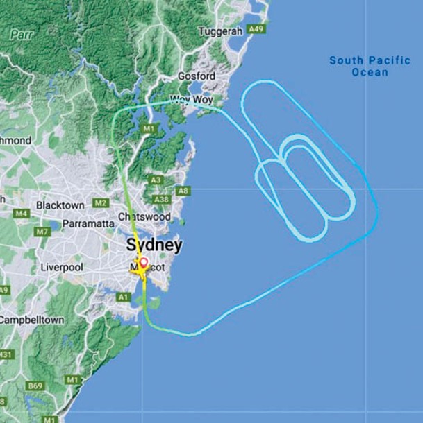 圖片顯示客機在悉尼海面盤旋良久。