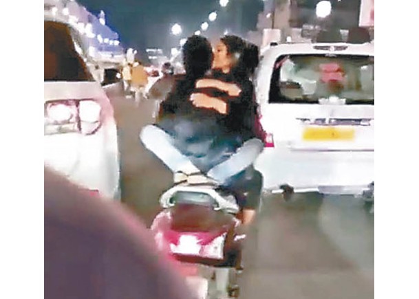 印度情侶鐵騎做愛  23歲男被捕