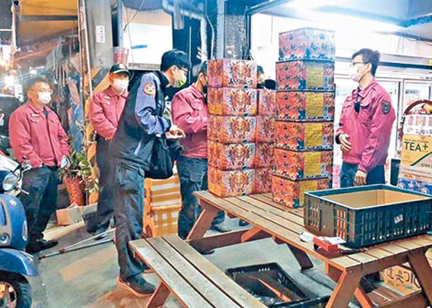 台中市消防局沒收涉違法爆竹。
