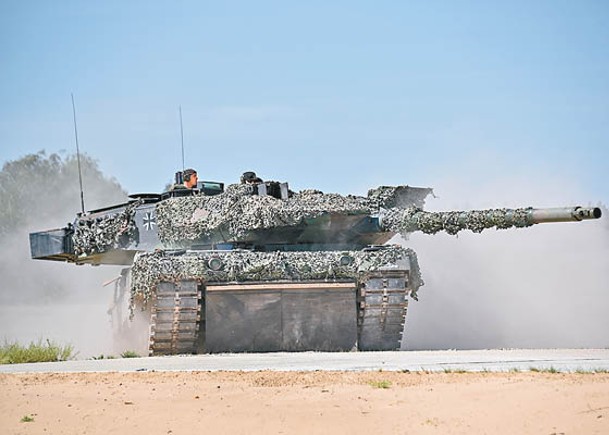 烏兵波蘭受訓  學操作德製坦克