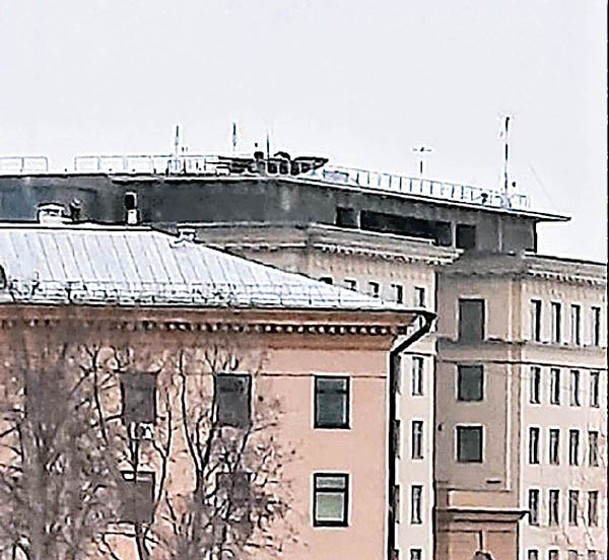 俄羅斯內務部大樓天台部署鎧甲防空系統。
