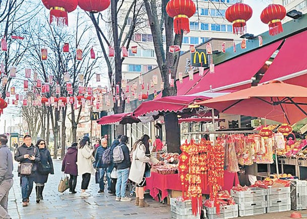 巴黎華埠街道張燈結綵。（呂靜儀攝）