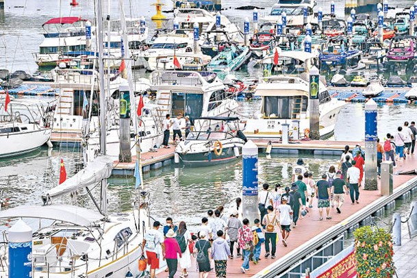 海南三亞民眾乘坐遊艇出遊。