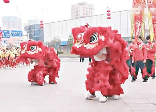 寶安某社區舉辦新年舞獅活動。