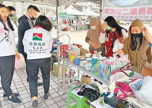 居民踴躍參與義賣活動。