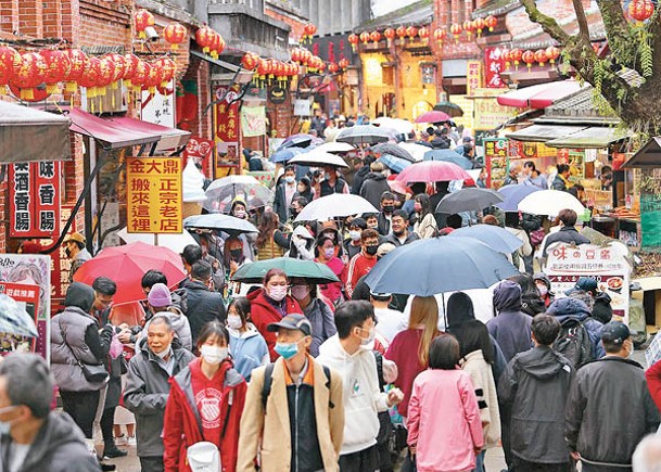台灣民眾在春節期間外出。（中時電子報圖片）