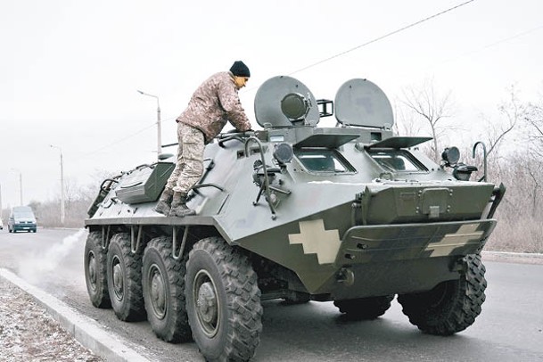 烏克蘭前線戰情激烈，裝甲車在公路戒備。