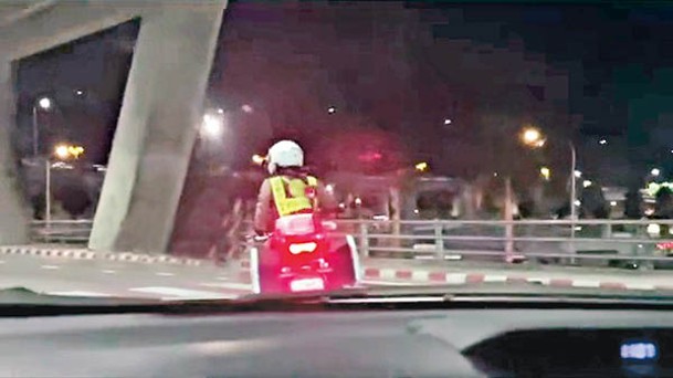 交通警負責開路。