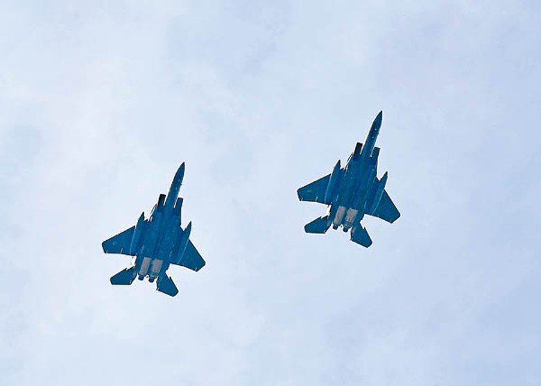 韓軍出動F15K戰機伴飛。