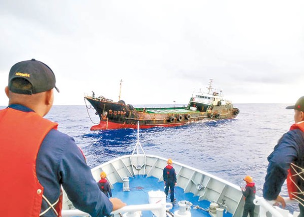 菲國出動巡邏艇拯救漁船。
