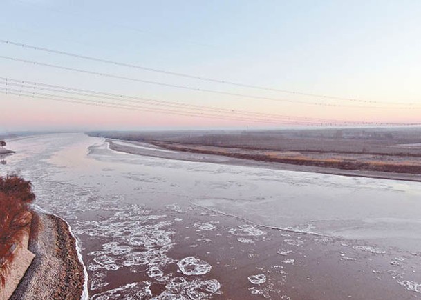 黃河山東河段結冰封河。