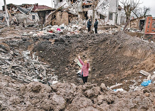 基輔：一名老婦無奈地在坑洞中揮手。