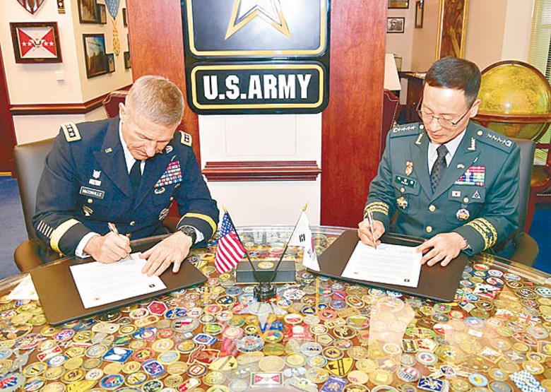 朴正煥（右）與麥康維爾（左）簽署《韓美陸軍戰略願景協議》。