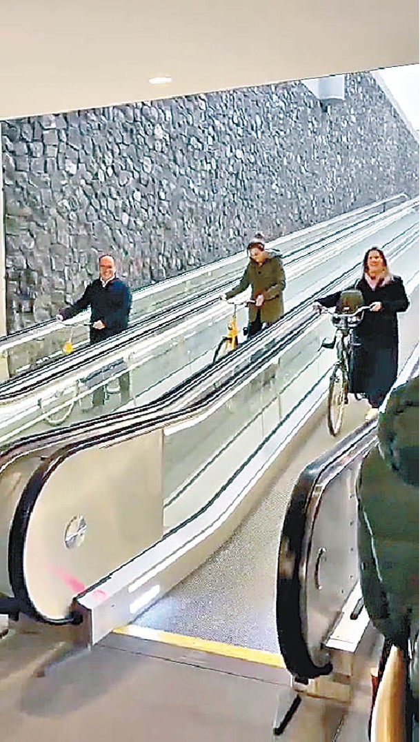 市民攜單車沿電梯進入停車場泊車。（Getty Images圖片）