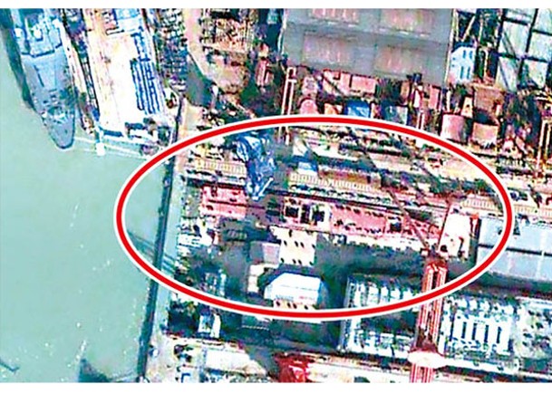 上海滬東造船廠正在建造疑似解放軍新一代護衞艦（紅圈示）。