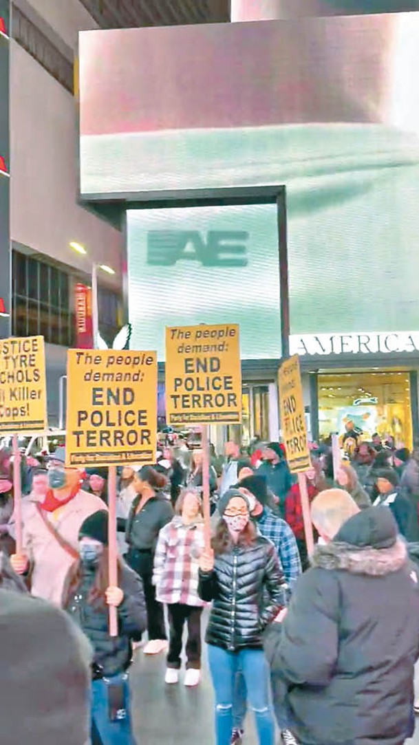 紐約市時代廣場有民眾示威表達不滿。