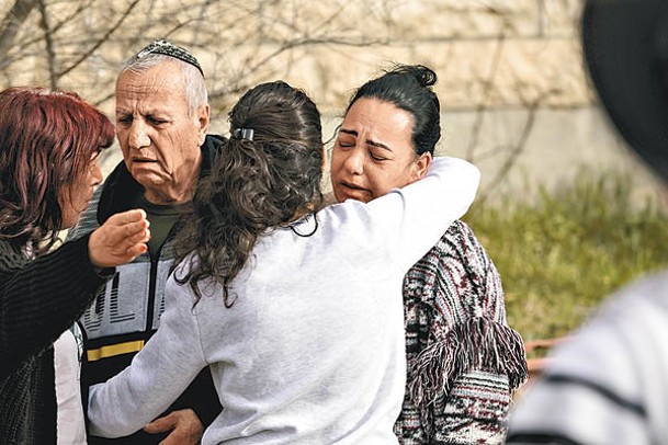 死者家屬擁抱痛哭。（Getty Images圖片）
