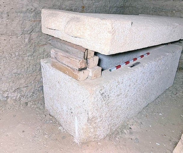 考古團隊發現石棺。