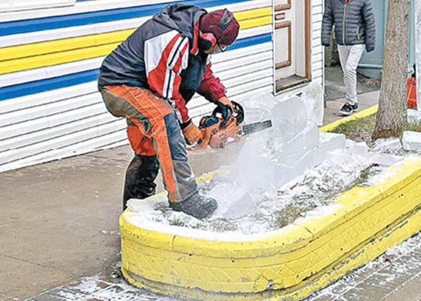 冰雕師現場製作冰雕。