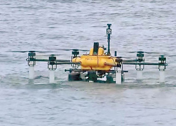 無人機分離水中無人機到海中。