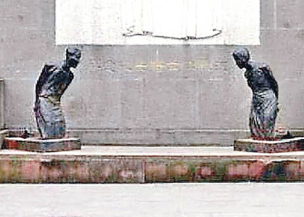 汪精衞夫婦雕像造型是雙手被縛、跪在地上。