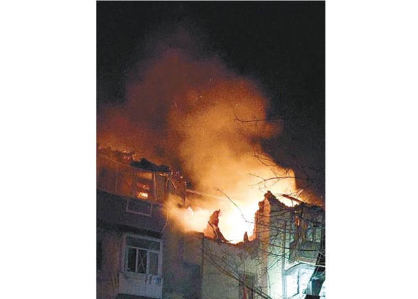 導彈擊中哈爾科夫一座民居，現場冒出火光。