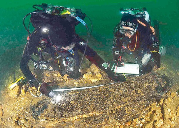 研究人員在海底量度及記錄沉船資料。