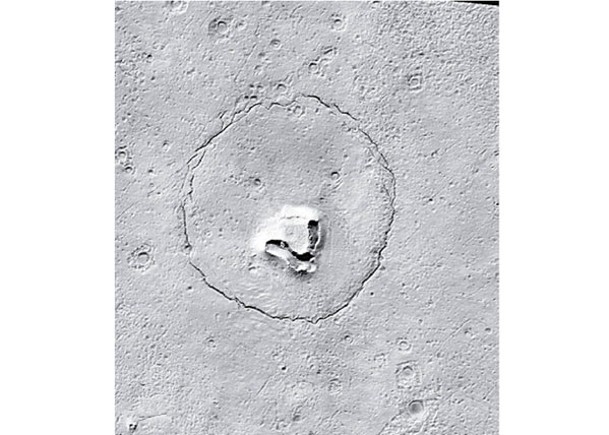 NASA在火星表面拍到如同熊臉般的地形圖像。