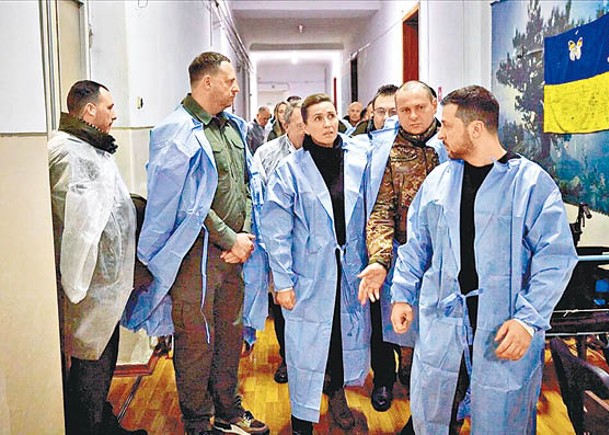 丹麥首相訪烏克蘭前線  澤連斯基陪同探傷兵