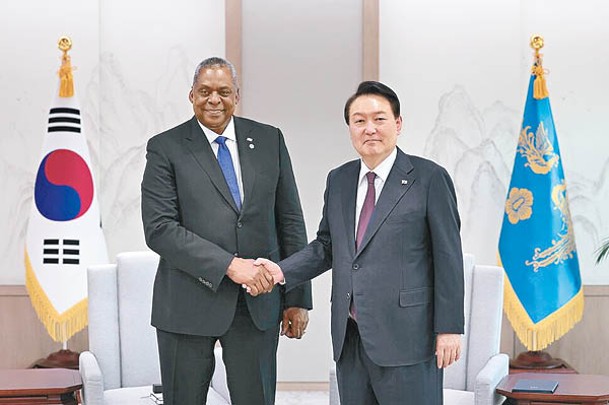 奧斯汀（左）到訪南韓，與總統尹錫悅（右）會面。