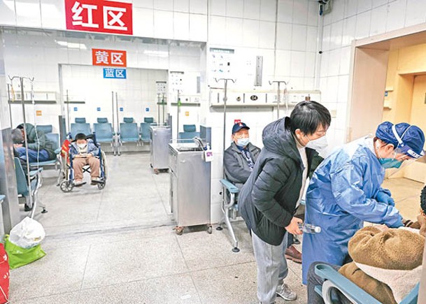 上海市同濟醫院醫護人員為患者拔針。