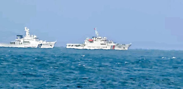 日本巡邏船（左）與中國海警船（右）對峙。