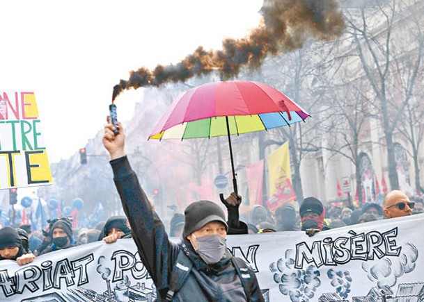 示威者早前在巴黎反對政府立法。（中新社圖片）