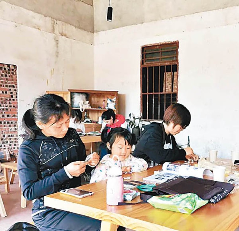 遊客們學習和了解瑤族文化。