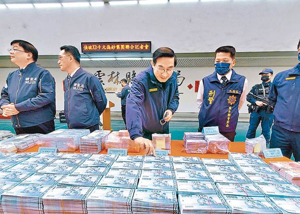 警方展示偽鈔等犯案工具。（中時電子報圖片）