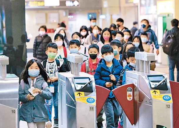 民眾乘坐公共交通仍然要戴口罩。（中時電子報圖片）