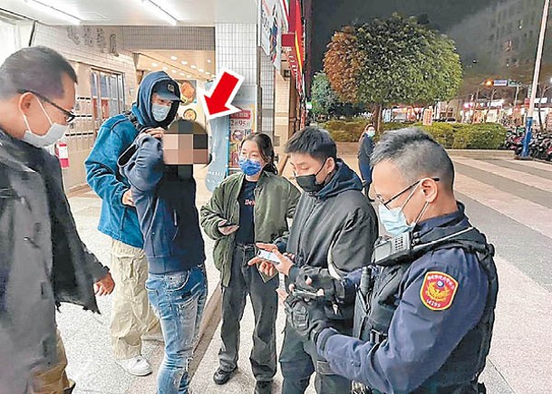 警方拘捕疑犯（箭嘴示）。