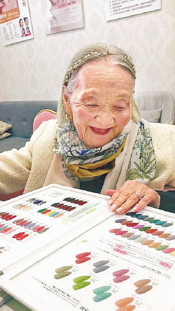 祖母挑選喜歡的顏色做新指甲。