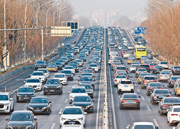 北京市恢復車牌尾號限行措施。（中新社圖片）