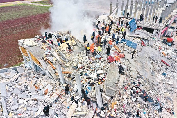 敍利亞西北城鎮建築物倒塌，遍地瓦礫碎片。