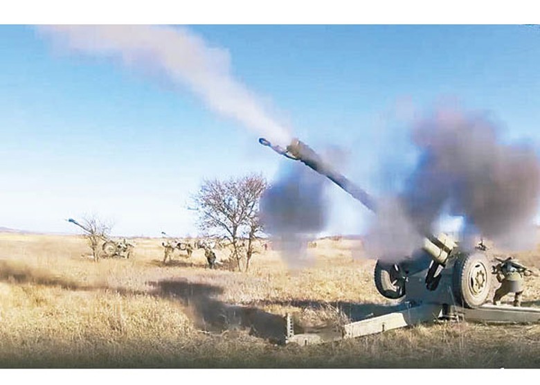 俄羅斯軍隊向烏克蘭士兵據點發炮攻擊。