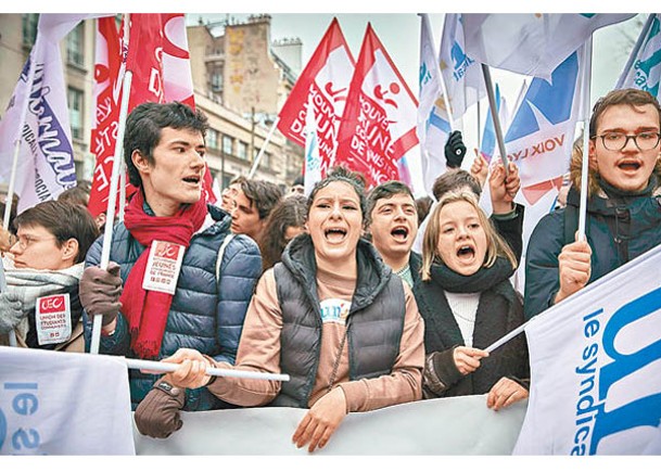 示威者反對政府調整退休制度。（Getty Images圖片）