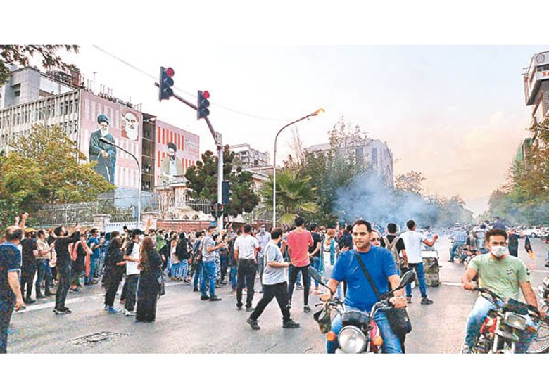 伊朗多地爆發反政府示威。