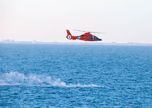 美國海岸防衞隊直升機飛越氣球殘骸上空。