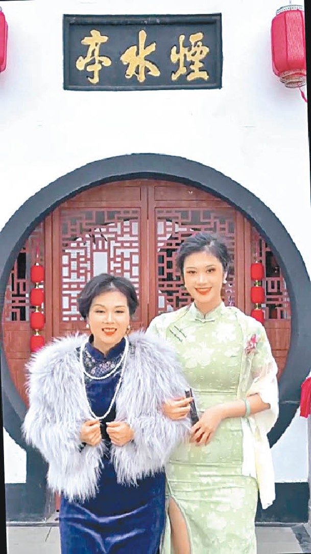 江夢琪（右）也悉心為母親（左）打扮。