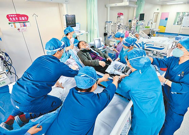 山西省太原市醫護人員全力救治重症患者。（中新社圖片）